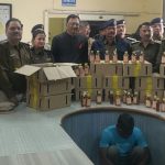 अवैध शराब तस्कर के अड्डे पर छापे में हजारों रुपए मूल्य की देशी मदिरा जब्त