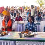 मंत्री विजयवर्गीय ने स्कूली बच्चों के साथ बैठकर किया भोजन