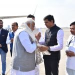 प्रधानमंत्री मोदी का इंदौर एयरपोर्ट पर किया गया आत्मीय स्वागत