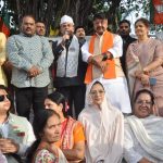बीजेपी ने राजवाड़ा पर मनाया जश्न, किया मिठाई वितरण
