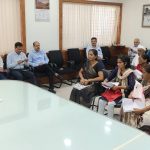 निगम आयुक्त ने जनसुनवाई में आवेदकों के लिए लगवाई कुर्सियां